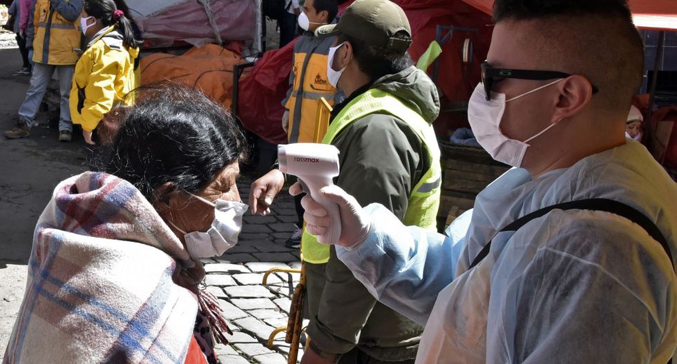 Cadáver de un boliviano sospechoso de coronavirus lleva dos días en su casa y su esposa permanece con él