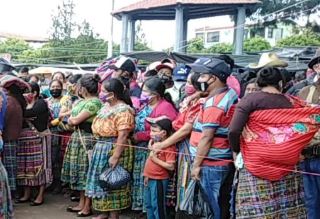 Pobladores de San Pedro Jocopilas mantienen retenidas a cuatro personas señaladas del robo de celulares