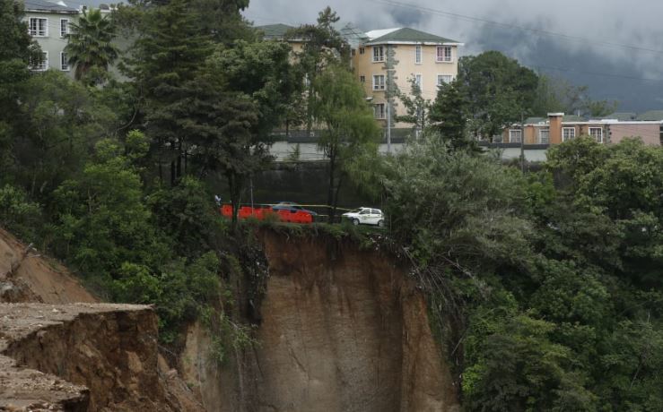 Socavamiento complica el tránsito en la ruta hacia Boca del Monte y suspenden paso de transporte pesado