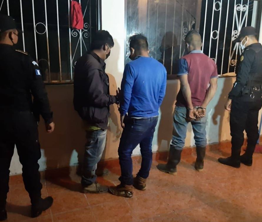 Capturan a tres supuestos asaltantes a quienes pobladores amenazaban con lincharlos