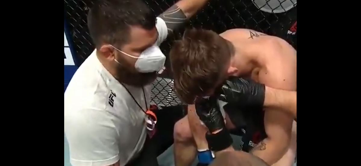 El polémico momento cuando un luchador de la UFC le suplica a su entrenador que termine la pelea y él se niega