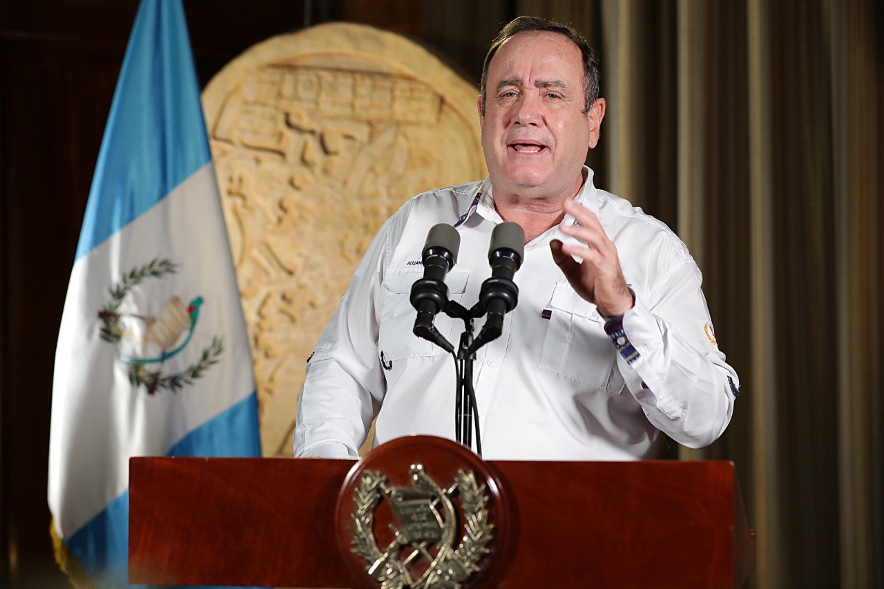 Presidente Alejandro Giammattei se dirige a los guatemaltecos en mensaje en cadena nacional. (Foto Guatevisión: Secretaría de Comunicación Social de la Presidencia)