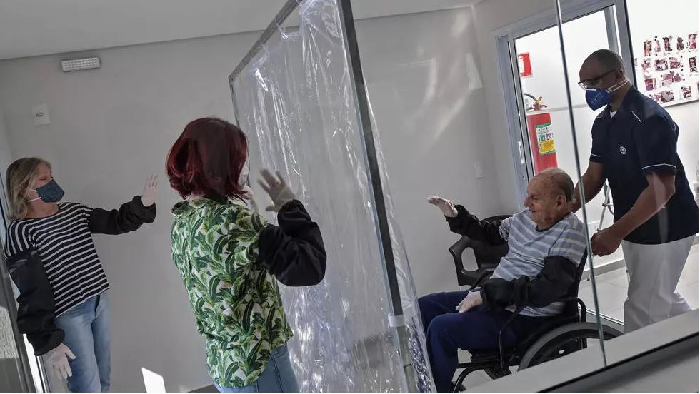 El más tierno momento: instalan “cortina de abrazos” para visitar a los familiares con coronavirus