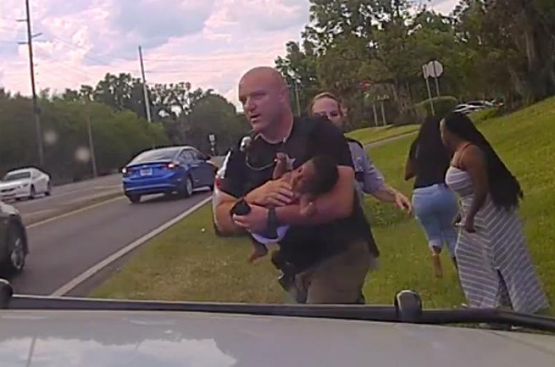 Conmovedora historia: Policía se convierte en padrino de bebé a la que le salvó la vida
