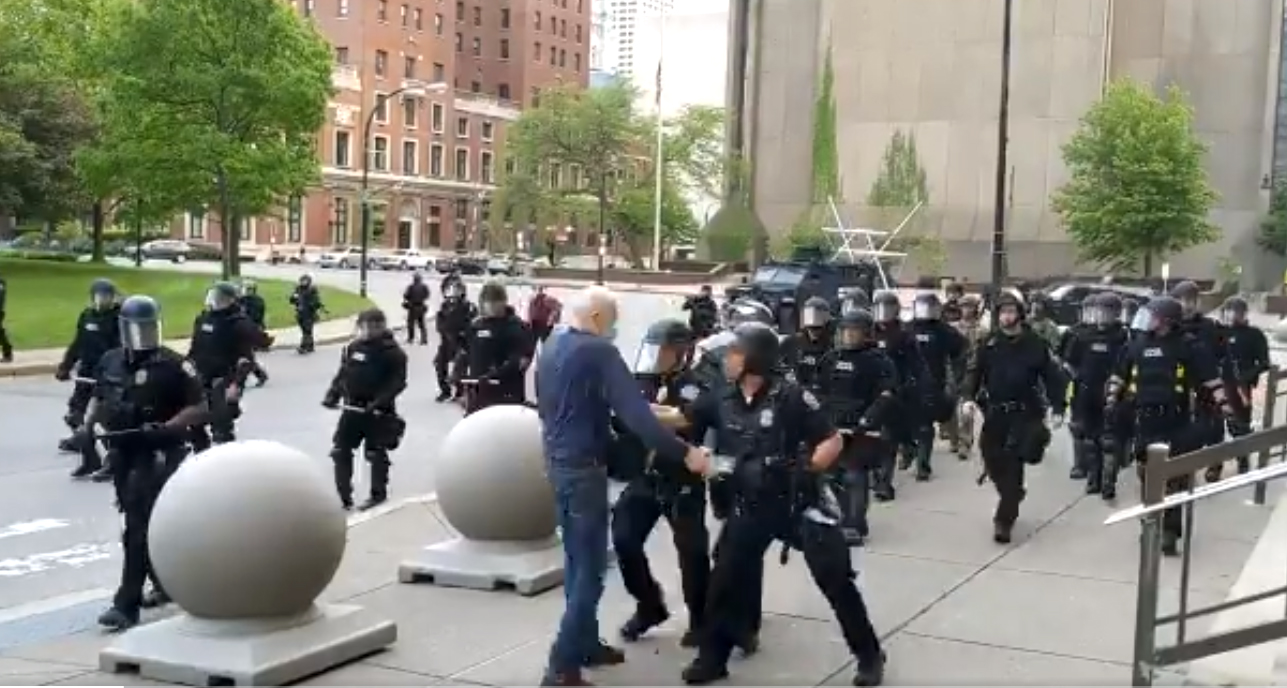 Video: Hombre de 75 años resulta herido tras ser empujado por dos policías de EE. UU. durante una manifestación
