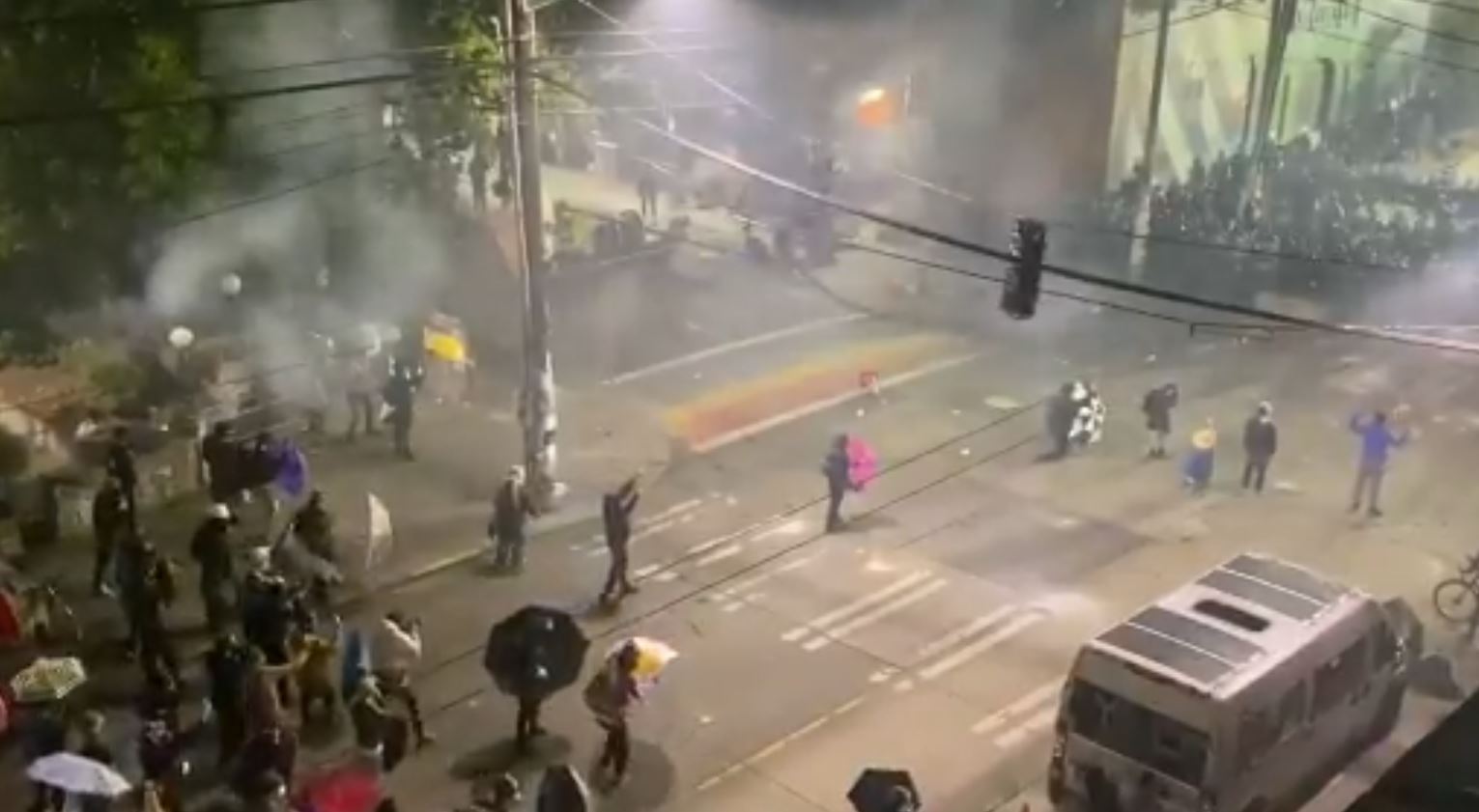 Policía golpea a mujer en el pecho con granada antidisturbios en protestas por muerte de George Floyd