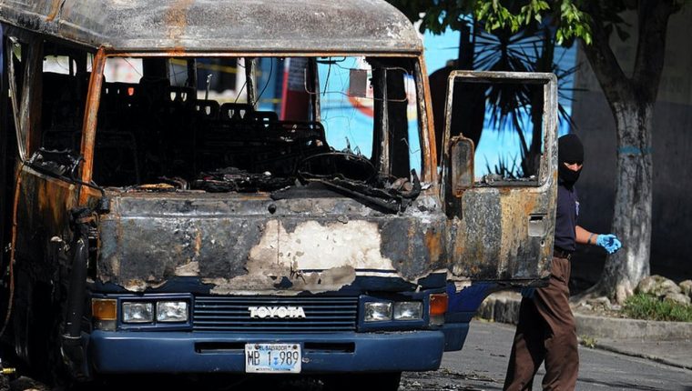 Cómo fue la masacre del microbús en Mejicanos, el ataque más sangriento de las maras de El Salvador en el que 17 pasajeros murieron carbonizados