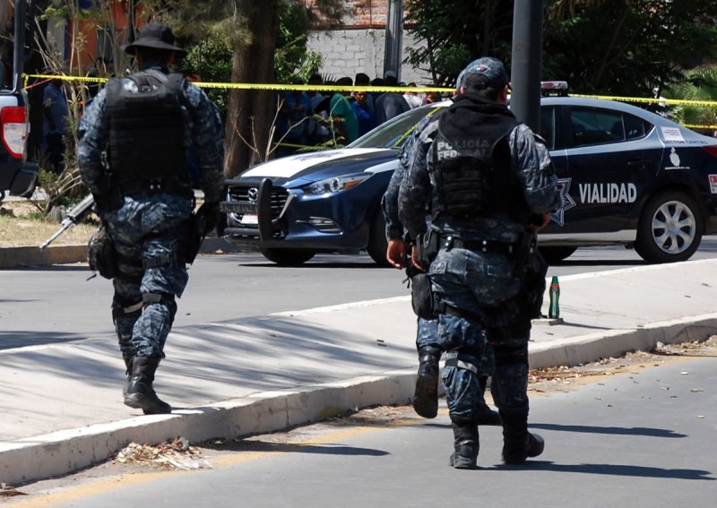 “Llegaron y acribillaron a todos”: comando armado irrumpe en restaurante y mata a seis personas en el centro de México