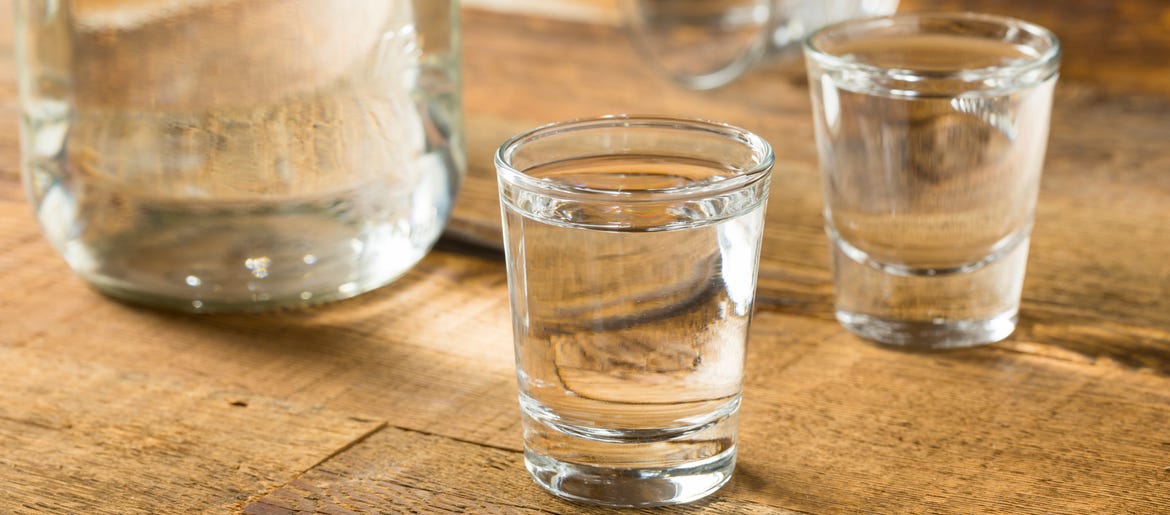 Empresa vendió accidentalmente botellas de ginebra llenas de desinfectante para manos