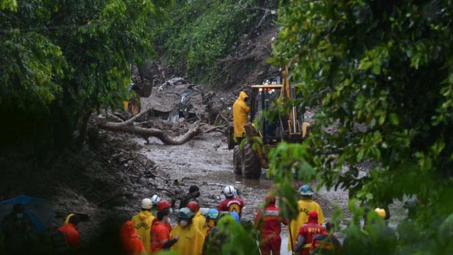 Lluvia causa tragedia en El Salvador: recuperan siete cuerpos de familia que murió soterrada por alúd