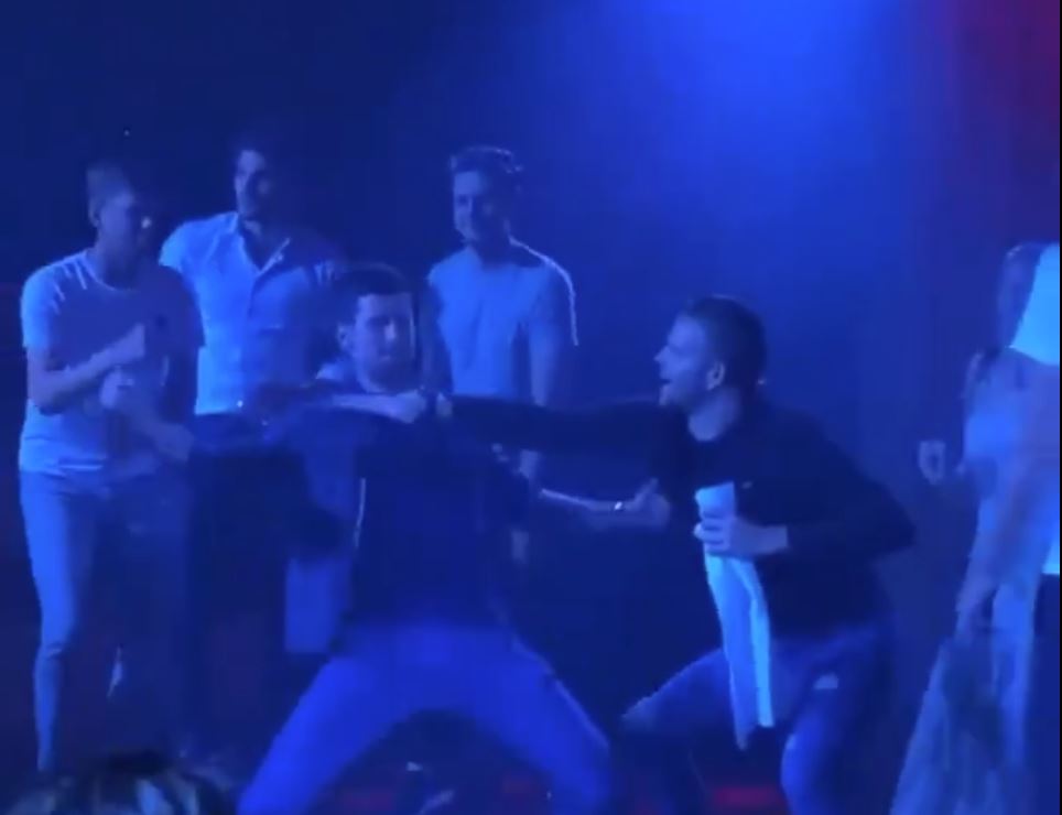 Tenista que no creía en la vacunación y organizó fiesta resulta positivo de coronavirus