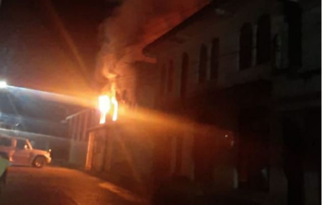 Menor resulta herido en su intento por sofocar las llamas de su vivienda