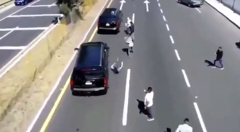 Vehículo de caravana de AMLO atropella a joven y nadie se baja a auxiliarlo
