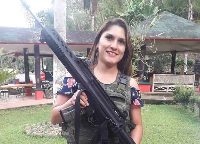 Polémica en México por funcionaria que posa con una ametralladora de la Guardia Nacional