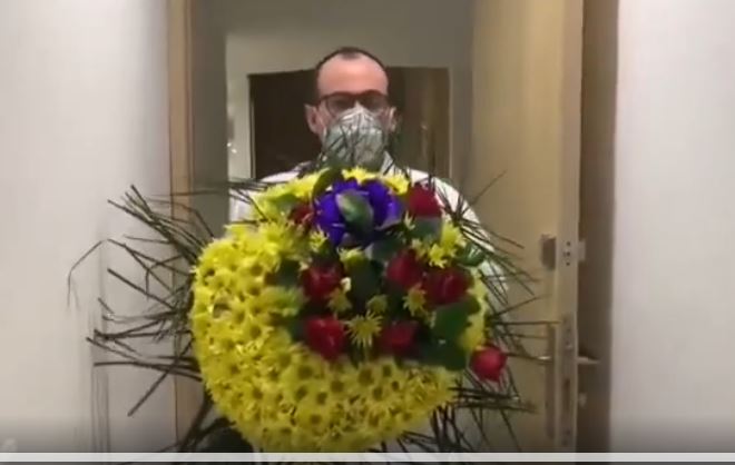 Médico denuncia haber recibido una “corona fúnebre” como amenaza tras la muerte de una mujer por covid-19