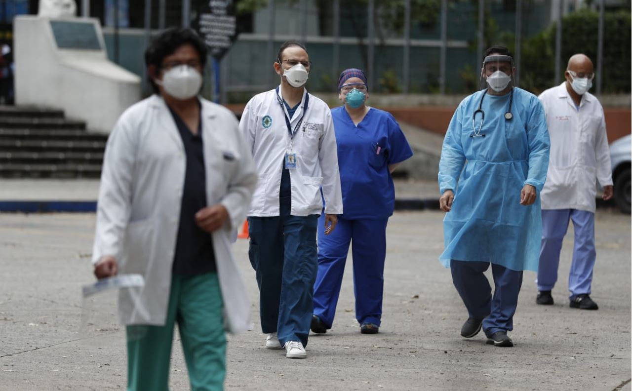 Faltan pruebas de coronavirus y equipo de protección, denuncian médicos del Hospital Roosevelt