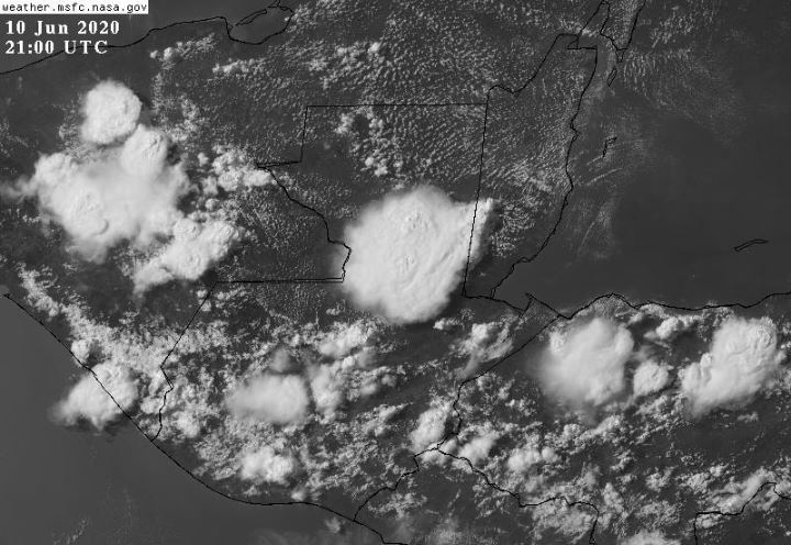 Lluvia afecta varios sectores del país y se reporta fuerte nubosidad