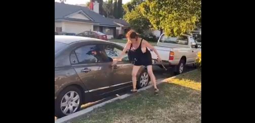 “¡Regresen a México!”: El ataque racista de una mujer que golpea con martillos el auto de un hispano