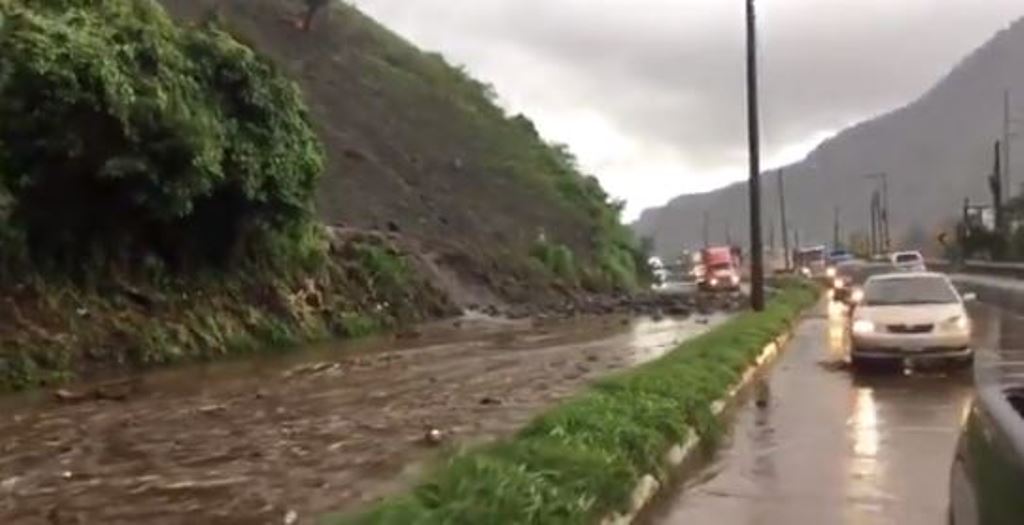 Deslizamiento cubre de piedras y lodo el km 35 de la ruta al Pacífico