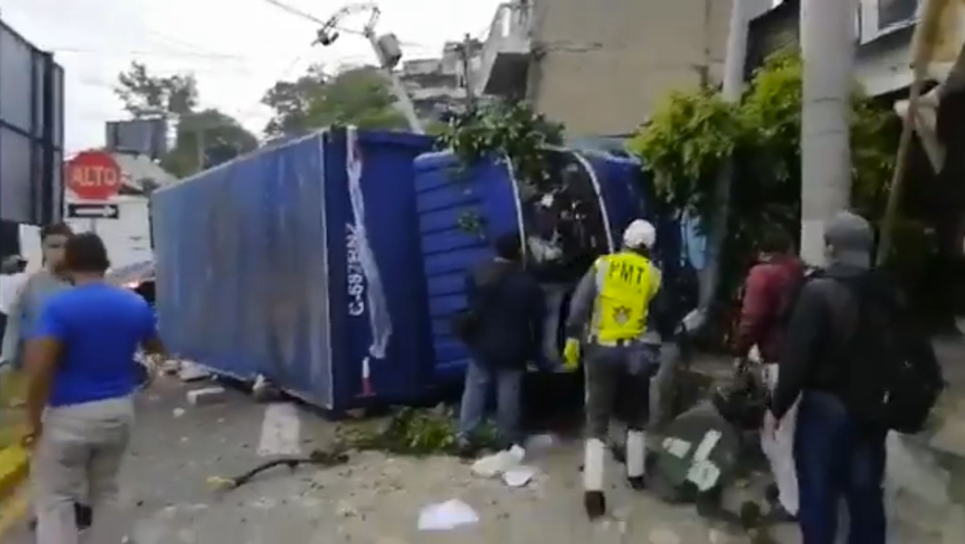 Motocicleta queda aplastada por camión y se reporta un fallecido en la zona 18