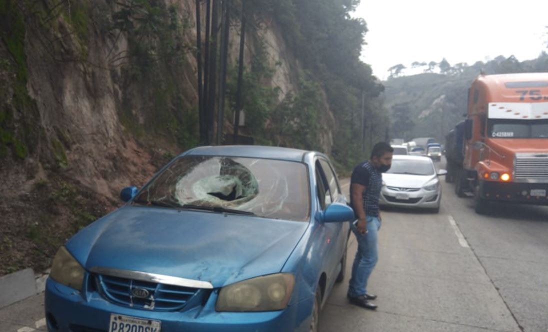 Conductor se salva de morir por roca que cayó sobre su vehículo en subida de Villalobos