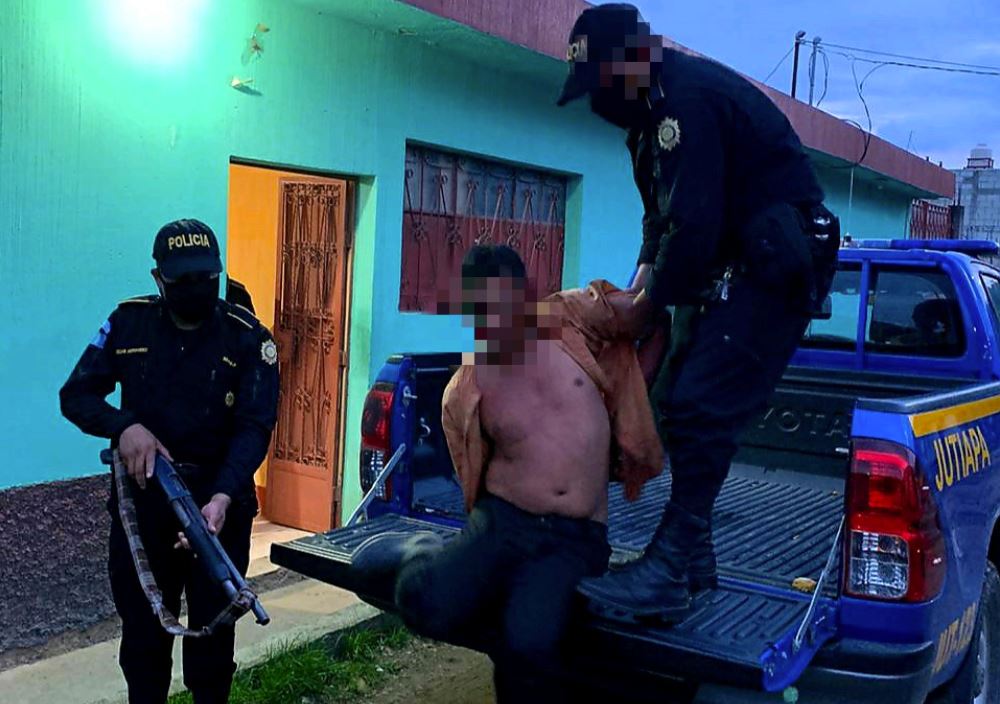 Hombre ingería licor durante toque de queda y comenzó a disparar contra su familia