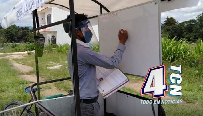En un bicitaxi, maestro de Quiché da clases a sus alumnos a pesar del cierre de escuelas por la pandemia