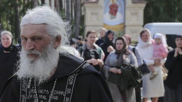 Coronavirus en Rusia: el sacerdote de la Iglesia ortodoxa rusa que desafía a las autoridades al negar la pandemia y asaltar un convento