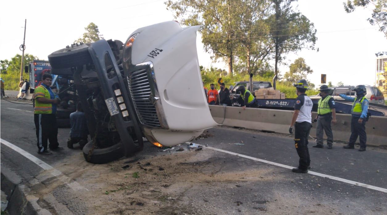 Dos tráileres vuelcan en ruta al Pacífico y complican el paso de vehículos