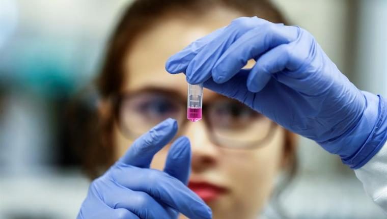 Posible vacuna contra el coronavirus genera anticuerpos y es “segura”