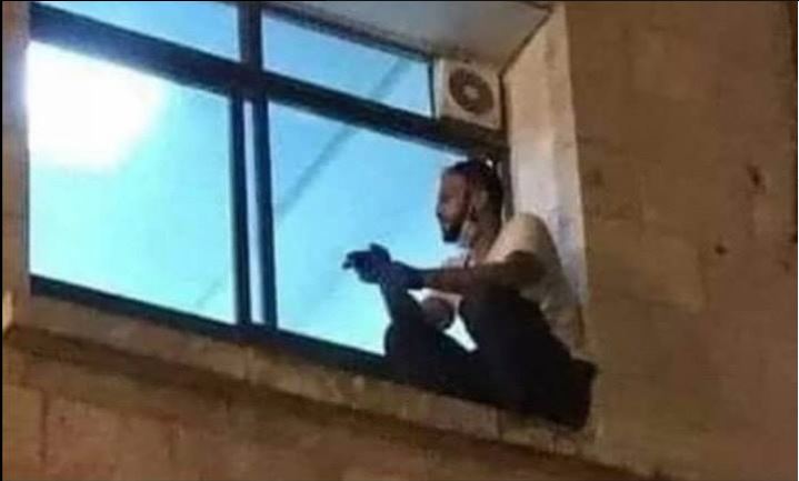 Joven trepaba la fachada de un hospital para visitar a su madre enferma de coronavirus hasta el día que murió