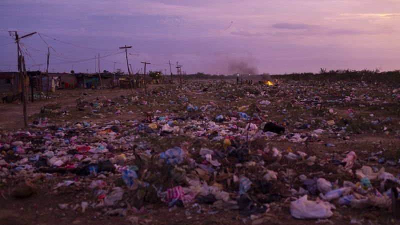 Las impresionantes imágenes de un vertedero en Colombia que alertan sobre el mal uso del plástico