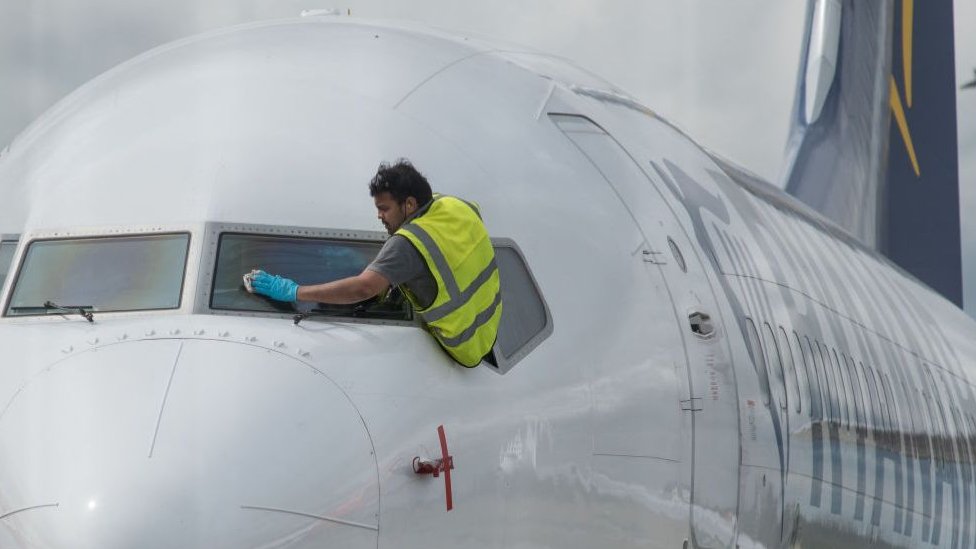 Coronavirus: cuáles son los métodos para desinfectar los aviones en&hellip;