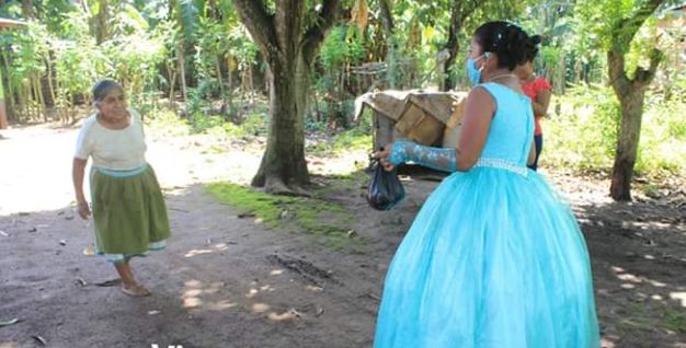 Joven celebró sus 15 años compartiendo con el prójimo los alimentos que serían para su fiesta