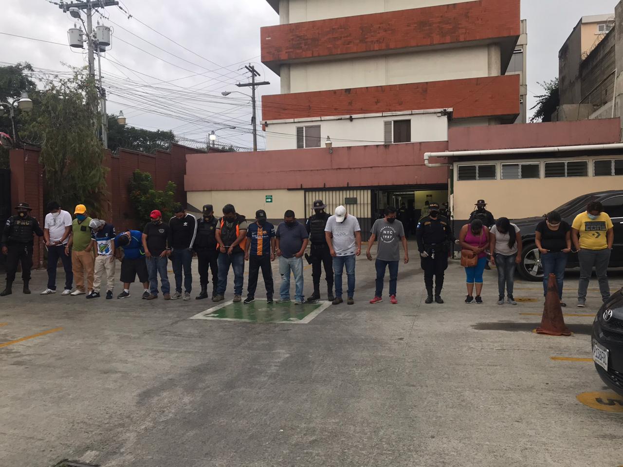Capturan a 15 personas que bebían alcohol y escandalizaban en fiesta clandestina