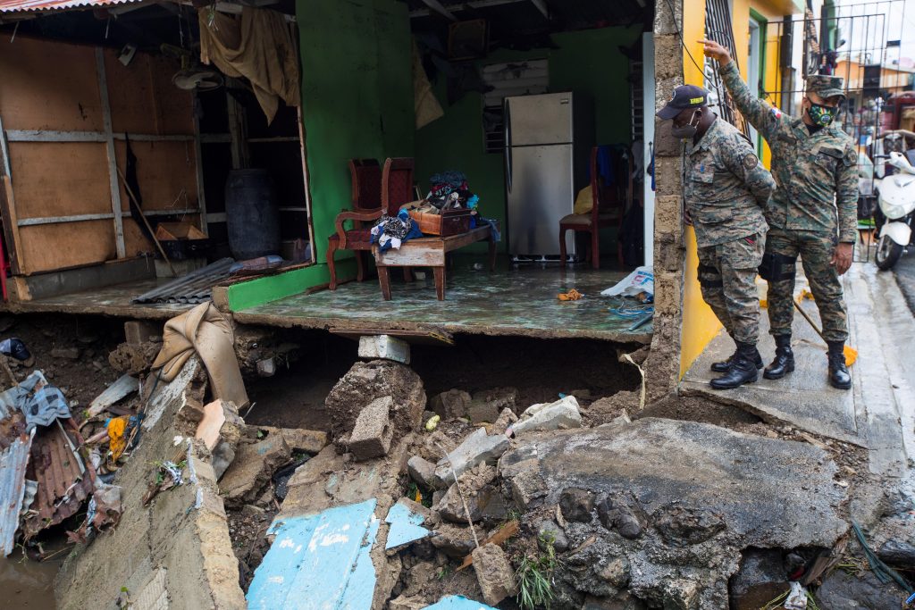 Isaías deja zonas de Bahamas anegadas y se degrada a tormenta rumbo a Florida