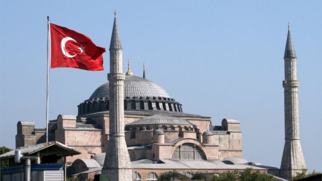 La fascinante historia de Santa Sofía, el monumento que 15 siglos después de su construcción vuelve a enfrentar a Grecia y Turquía