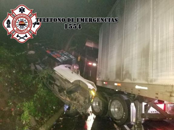 Accidente de tránsito km 230 ruta al Pacífico en Coatepeque, Quetzaltenango. (Foto: Guatevisión: Bomberos Municipales Departamentales).