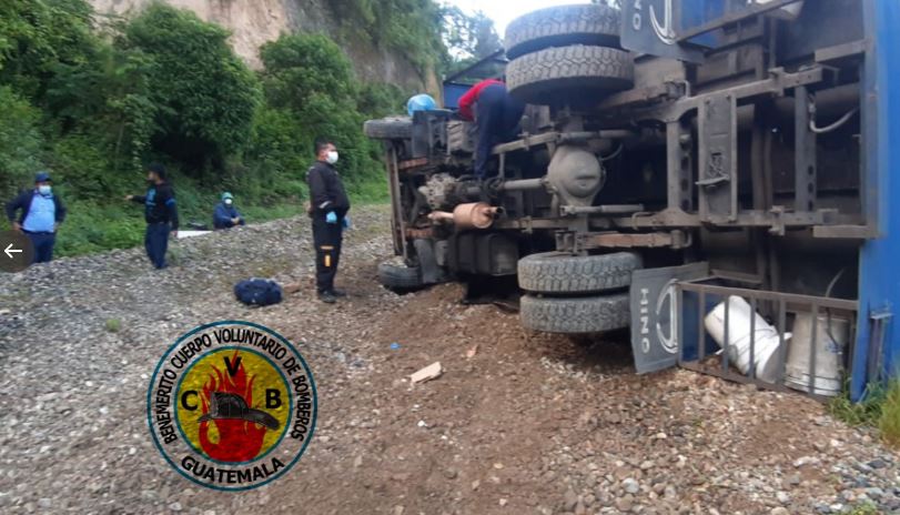 Camión vuelca en una de las rampas de la bajada de Las Cañas