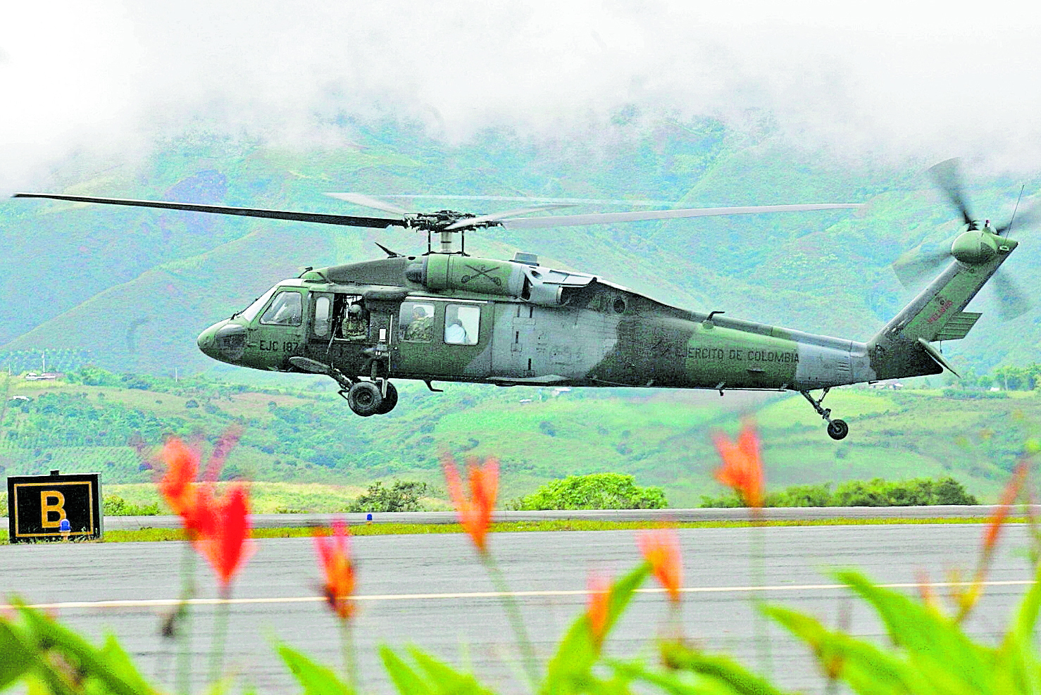 Se desploma helicóptero en zona rebelde de Colombia; hay 11 soldados desaparecidos y seis heridos