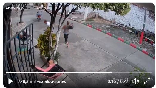 Video: jóvenes roban el celular a una anciana en Colombia, pero esta les da una lección