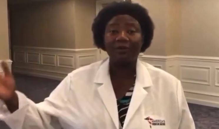 Quién es Stella Immanuel, la doctora que defiende la hidroxicloroquina, pero también cree en aliens y los demonios