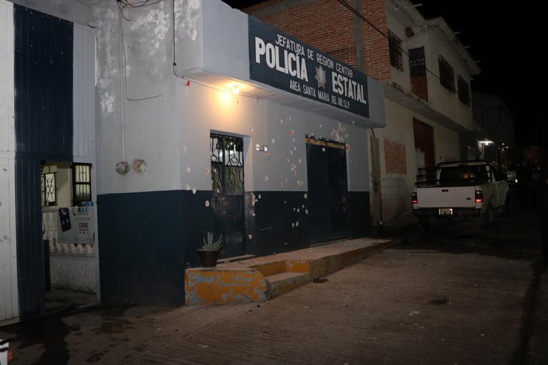 “Se escuchaba como una fuerte granizada”: cámara capta a sicarios cuando ametrallan sede policial en México