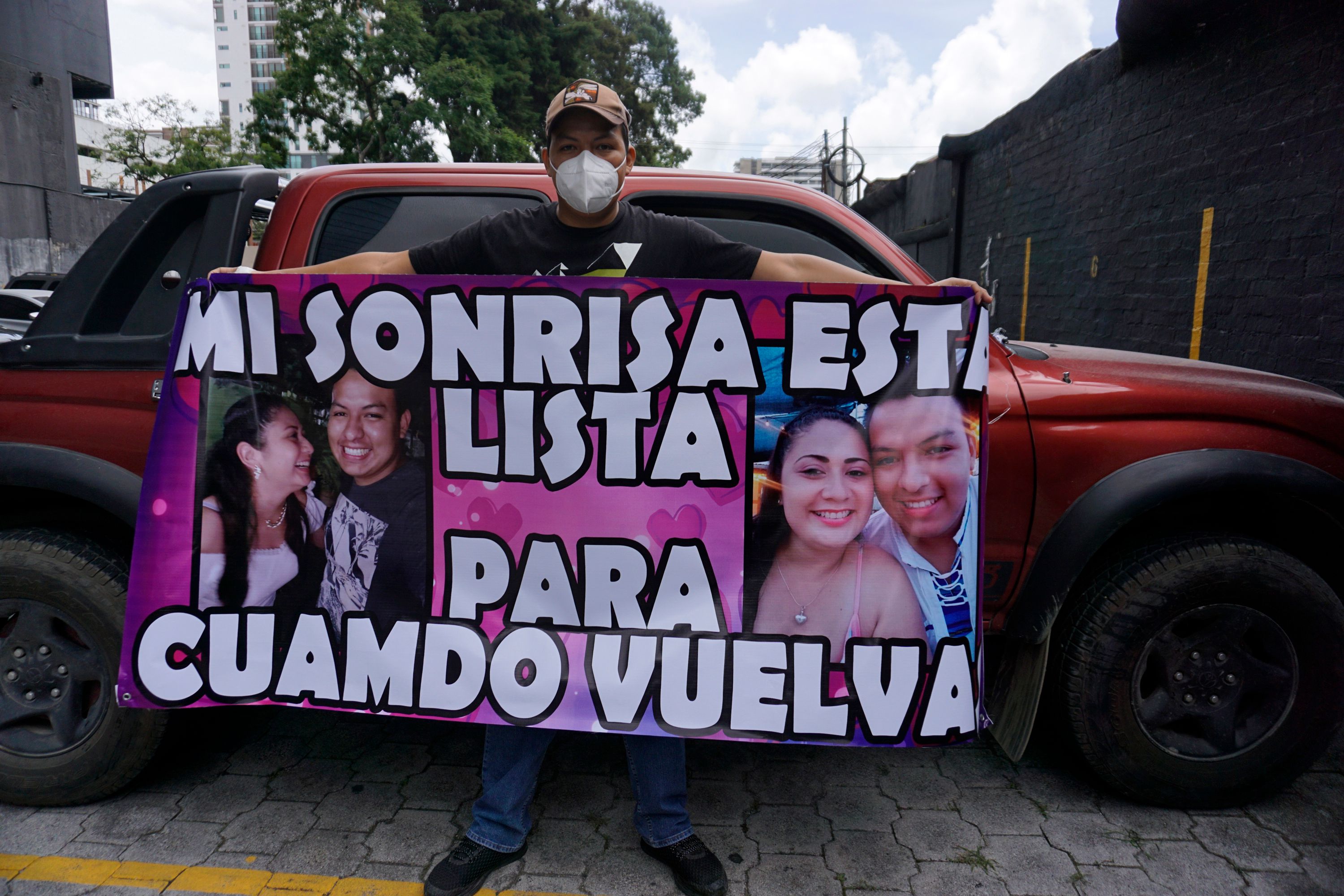 Desde la calle y con una manta, enamorado saluda a su novia enferma de coronavirus