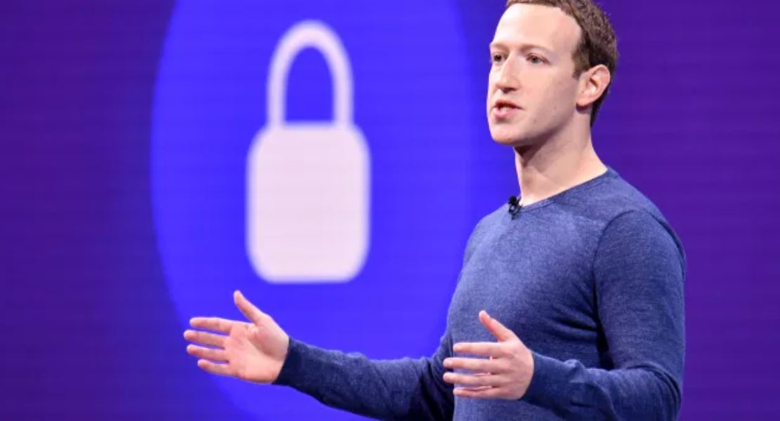 Captan a Mark Zuckerberg surfeando y se burlan de su rostro en redes sociales