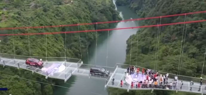 Video: Así es el puente de cristal inaugurado en China que mide 526 metros de longitud a 100 metros de altura