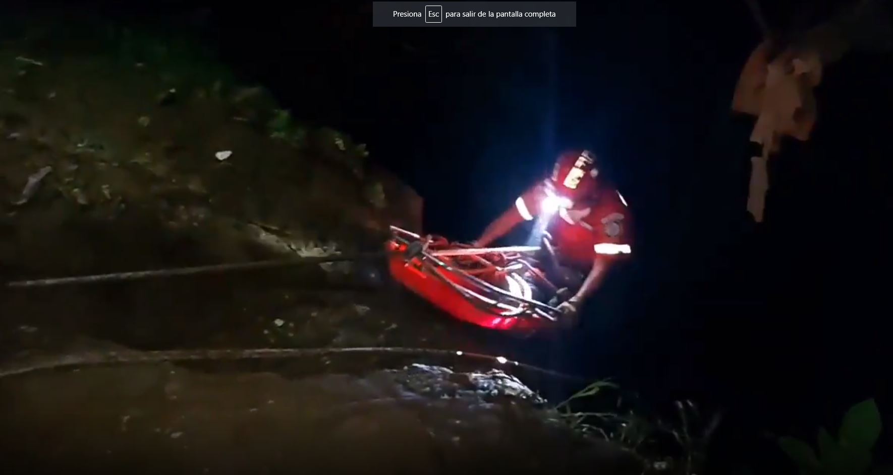 Video: socorristas rescatan a una mujer que cayó a un barranco en Chinautla