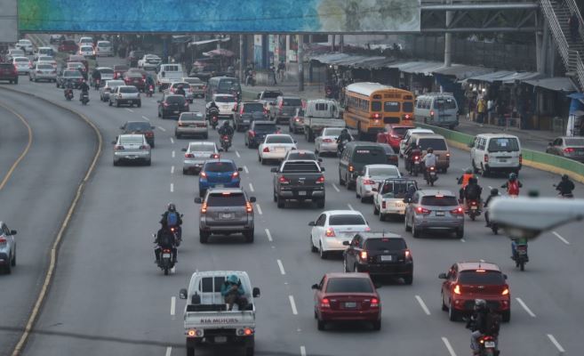 Tránsito cargado en la metrópoli luego que fueran levantadas las restricciones de movilidad por número de placa