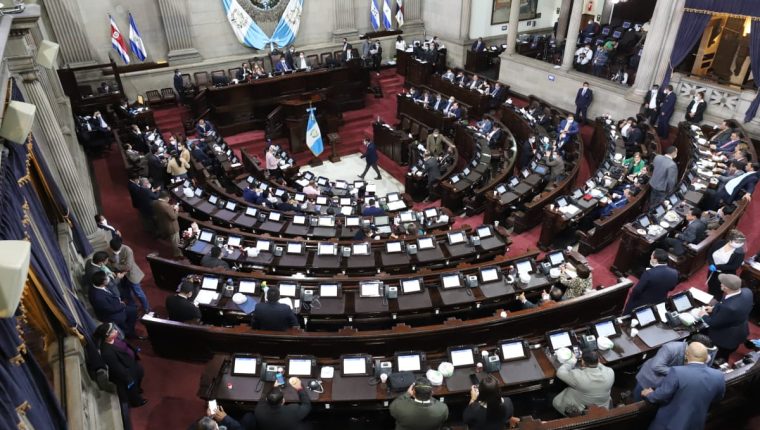 Tres diputados dan positivo por coronavirus en Guatemala