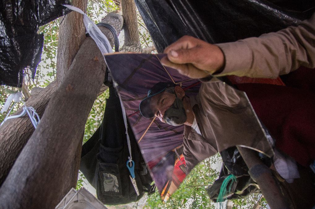 La esperanza del salvadoreño que vive en un árbol en la Ciudad de Guatemala